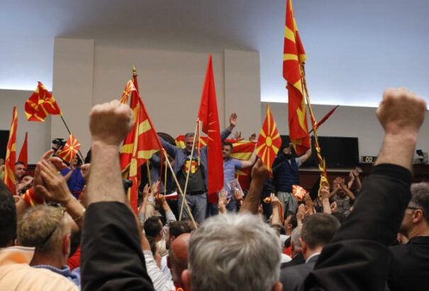 Tüntetők törtek be a macedón parlamentbe, többen megsérültek