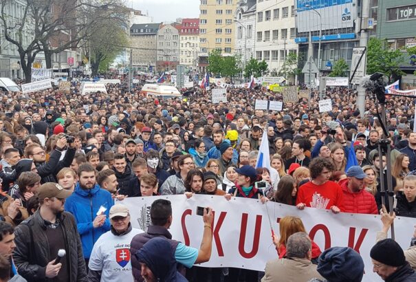 Én tüntetek, te tüntetsz, ő kitüntet