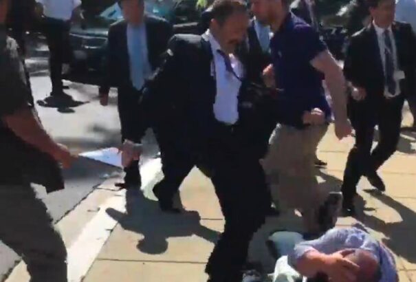 Durva ütközet: Videó készült az Erdogan testőrei és a kurdok közti csetepatéról
