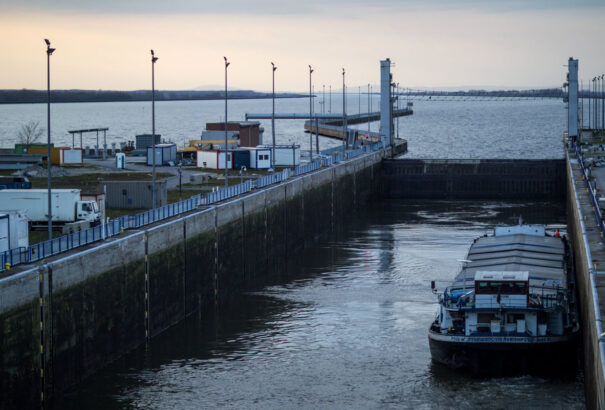 144 millióból modernizálnák a bősi vízerőmű zsilipjeit