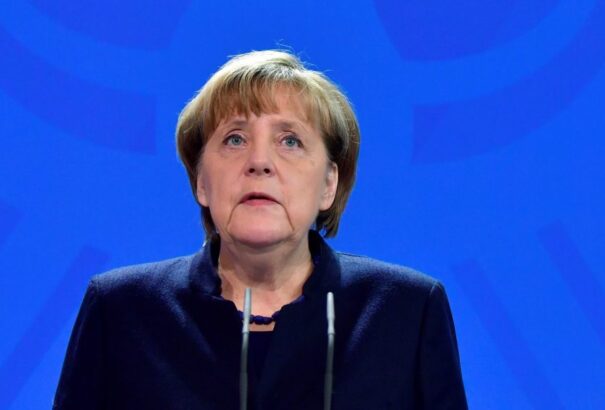 Merkel pártja stabilan vezet