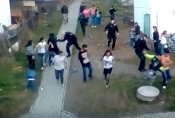 VIDEÓ: Romák elleni, „durva rendőri beavatkozást” rögzítő felvételt hoztak nyilvánosságra