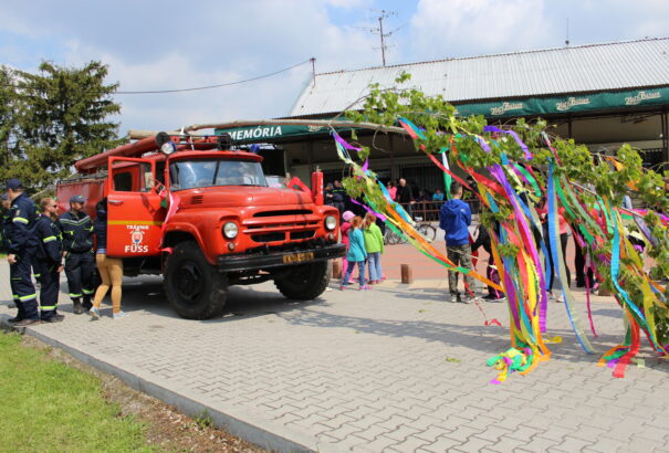 Mazsorettek, tűzoltók, fúvószenekar és a közösség ereje voltak a majális főszereplői Füssön
