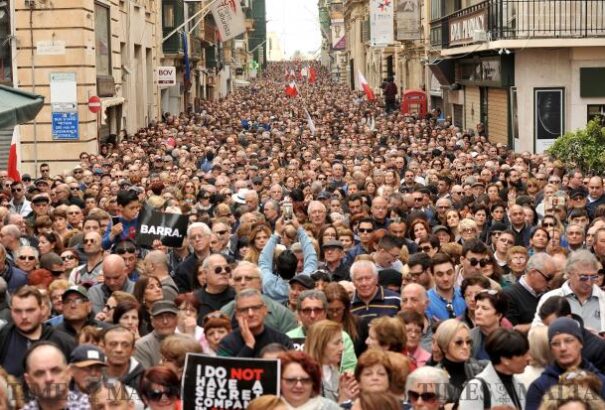 Máltán előrehozott választások lesznek a kormányfő korrupciós botrányai miatt