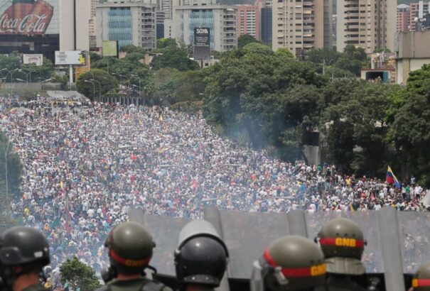 Kétszáz sérült és egy halott a venezuelai kormányellenes tüntetésen
