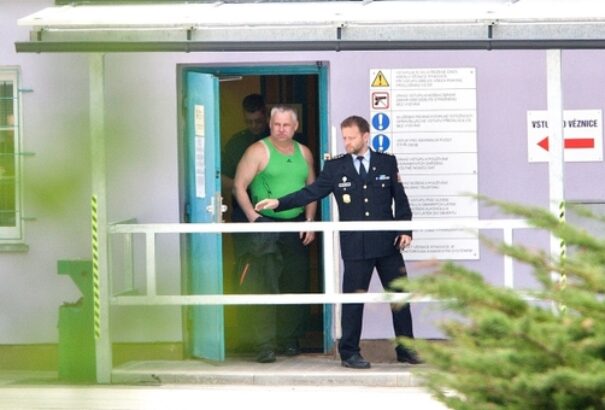 Elítéltből sztár: Autogramokat osztogatott szabadulásakor Csehország legismertebb gyilkosa