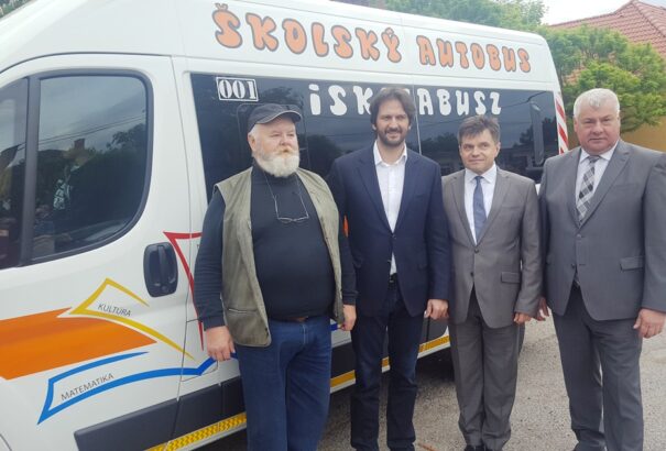Magyar faluból szlovák iskolába – Érsekék beindították az iskolabusz-projektet