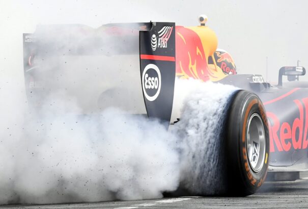 Nagy Futam Bottassal – Kétszázötvenezer néző a budapesti autós parádén