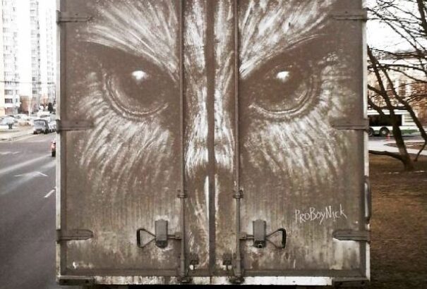 Egy festőművész a legpiszkosabb autókra festi alkotásait – Képek