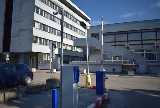 Jó hír a betegeknek: Legalább a parkolás ingyenessé válik a kórházak előtt