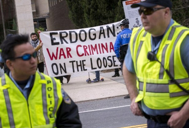 Összecsaptak Erdogan testőrei a tüntetőkkel Washingtonban