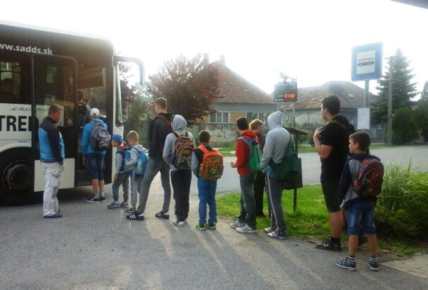 Iskolabusz-projekt: Reflektorfény után a hétköznapok valósága