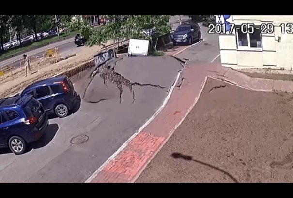 VIDEÓ: Vulkánkitörés módjára robbant ki víz a beton alól Kijevben