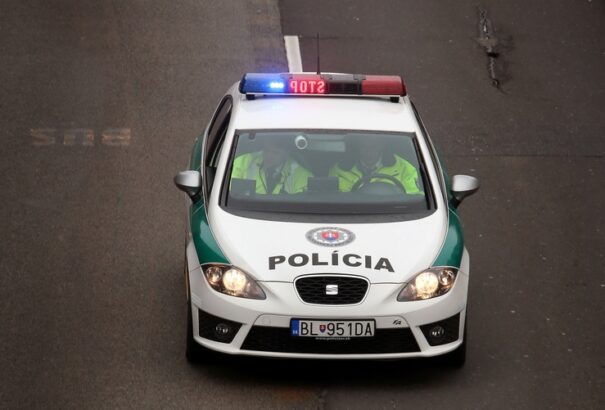 Autós üldözés Közép-Szlovákiában: Tüzet nyitottak a rendőrök, egy 17 éves fiú meghalt