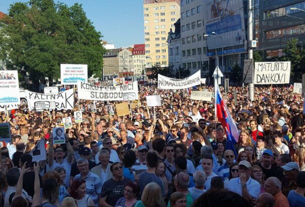 Tízezres tömeg a második korrupcióellenes tüntetésen Pozsonyban