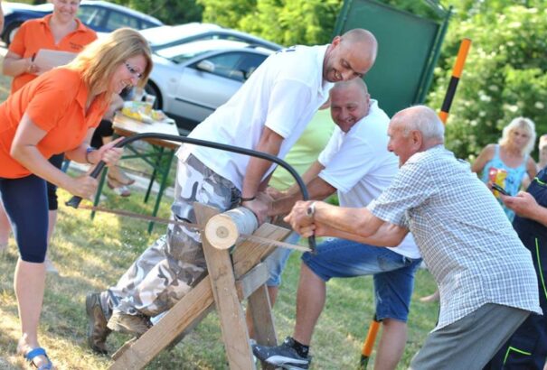 Pünkösdi királyválasztás és májusfa kimuzsikálás Füssön