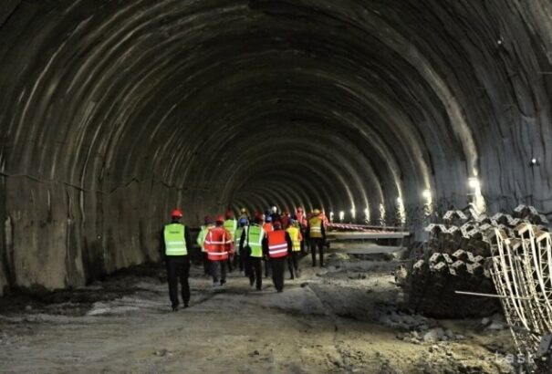 Adósságfék eltörlése: csigatempóban, hitelből, pazarló módon építenének autópályákat