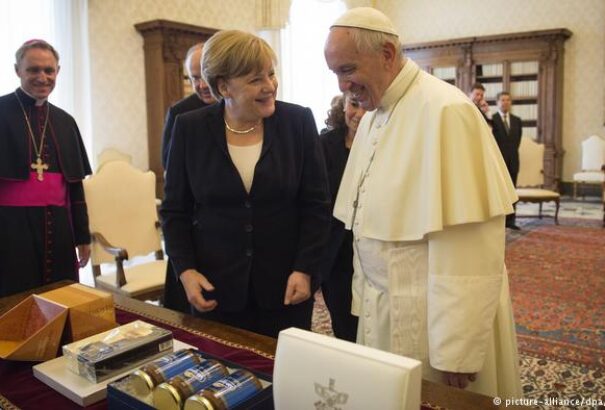 Afrikáról és a klímapolitikáról is tanácskozott Ferenc pápa Angela Merkellel