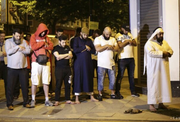 Mecsetből távozó muszlimokat gázoltak Londonban