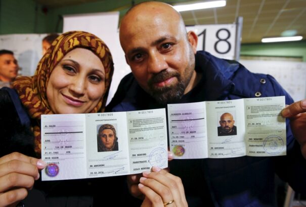 Az elittel ellentétben az egyszerű európaiak véget vetnének a migrációnak