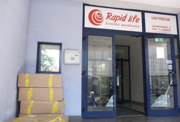 Ellepték a kommandósok az életbiztosító épületét, szándékosan nem fizetett az ügyfeleinek