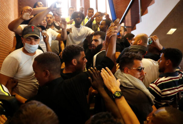 Londoni toronyház-tragédia: Tüntetők betörtek a londoni városházába, válaszokat követelnek