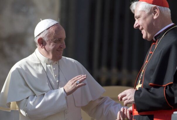 Ferenc pápa váratlanul leváltja az egyház második emberét