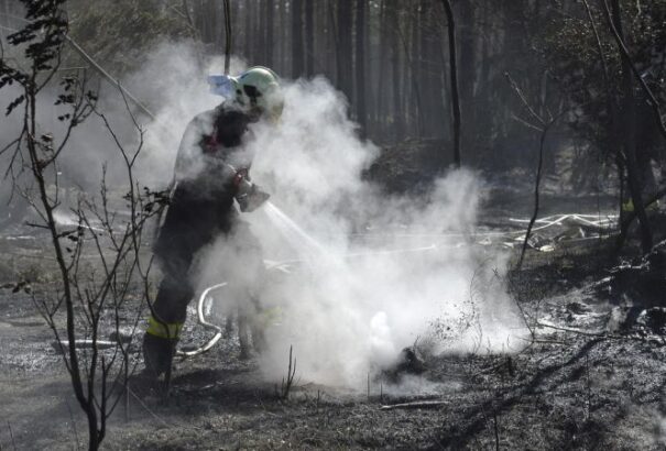 Erdőháton már második napja, több mint 30 hektáron ég az erdő