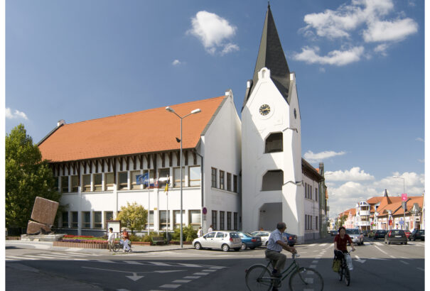 Makovecz-táblát avatnak a dunaszerdahelyi városháza tornyánál