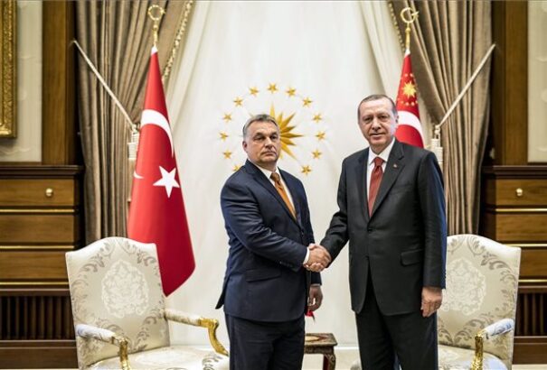 Átölelte, majd kézen fogta Orbánt Erdogan (Videó)