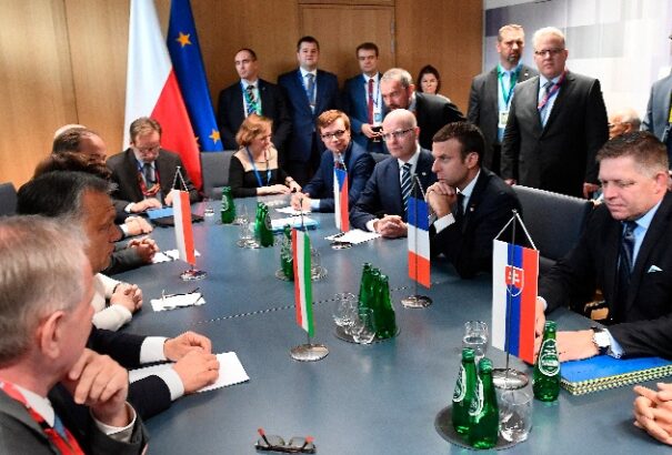 V4-Macron: barátságos találkozó volt, de az ellentétek megmaradtak