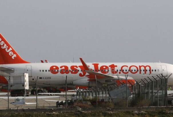 Kényszerleszállást hajtott végre az EasyJet gépe, mert három utas bombákról beszélt