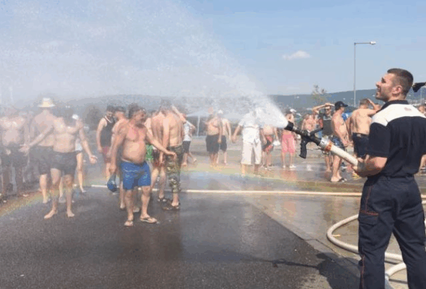 A tikkasztó hőségben slaggal locsolják a VW sztrájkolóit
