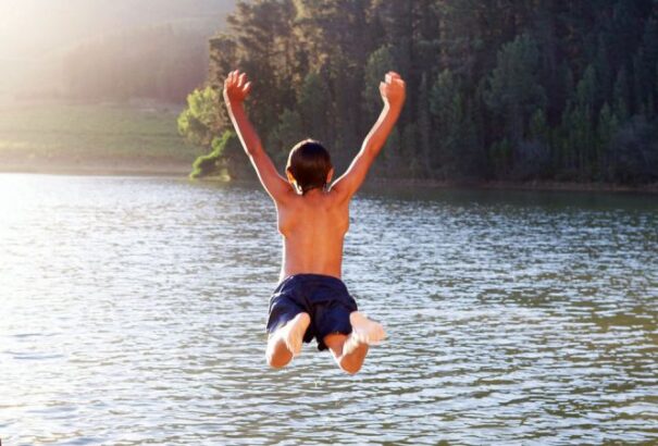 Indul a nyári fürdőszezon. Figyeljünk a ránk leselkedő veszélyekre!