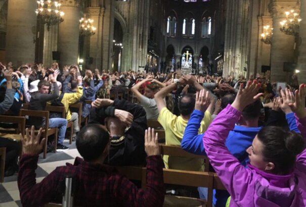 Kalapáccsal támadt egy férfi a rendőrökre Párizsban