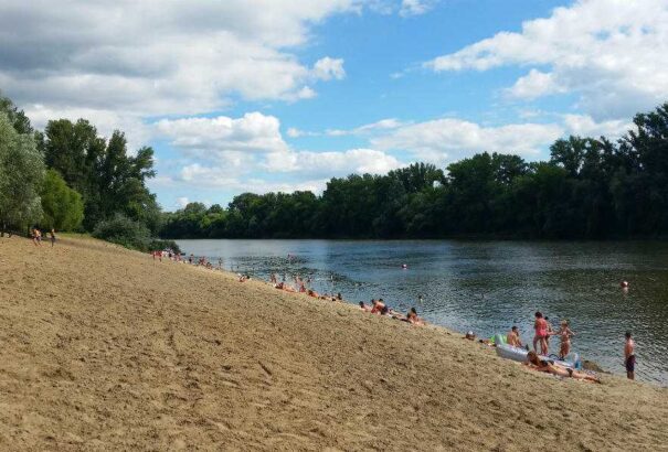 Egyre több helyen kell fizetni a strandolásért Magyarországon