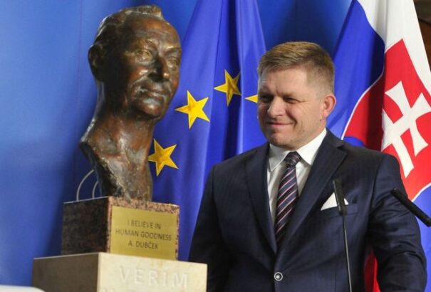 A Smer kitalálta az Alexander Dubček állami díjat, Fico fogja kiosztani