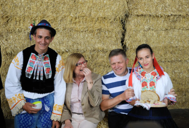 Robert Fico a Facebookon vette védelmébe a lányt, aki a térdére ült