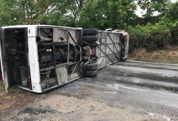 Felborult egy utasokkal teli busz Nagyszombatnál, 30-an megsérültek