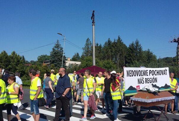 Az R2-es gyorsforgalmi út megépítéséért tüntettek