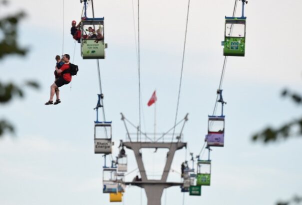 VIDEÓ: Így mentették ki az embereket 50 méter magasból a meghibásodott libegőről