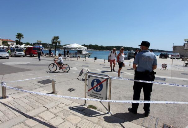 Lövések rémisztették halálra a horvát tengerparton nyaraló turistákat