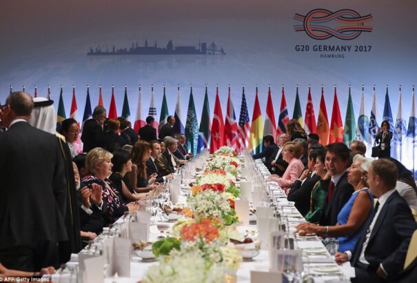 Füst és ragyogás: Ilyen a G20-csúcs az utcáról és a palotából nézve (Képek + videók)