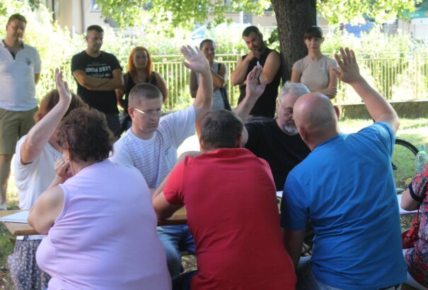 Érsekkétyen a parkban tanácskozott a képviselőtestület