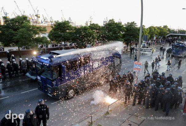 Áll a bál Hamburgban: összecsaptak a szélsőjobbosok a rendőrökkel (Videó + képek)