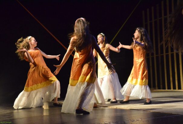 Sárga liliom – színházi táncműhely a füleki vár udvarán