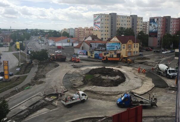 Jó hír Dunaszerdahelyről: Az ütemtervnél gyorsabban halad a körforgalom átépítése