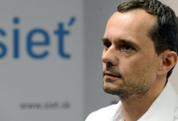 Végrehajtási eljárás indult a Sieť ellen, de az SDKÚ sem törleszti adósságát