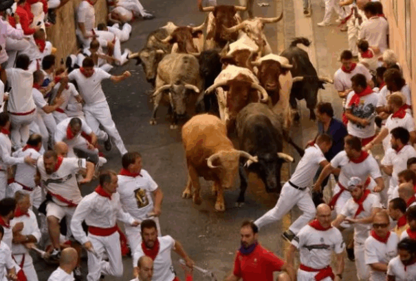 Három embert már felökleltek a bikák Pamplonában