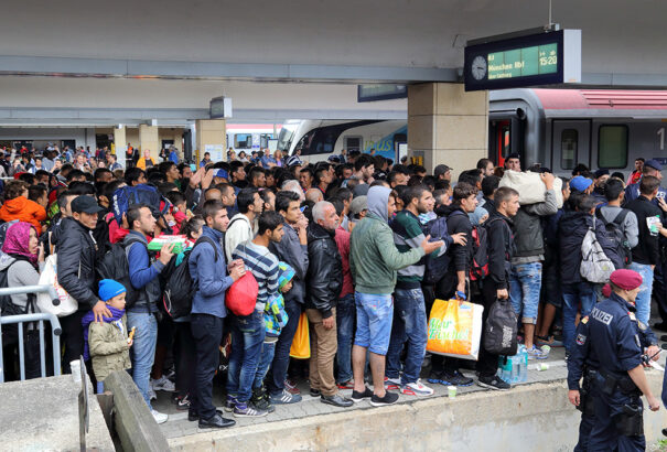 Hamarosan több mint 300 ezer migráns nyomulhat be Németországba „családegyesítés” címén